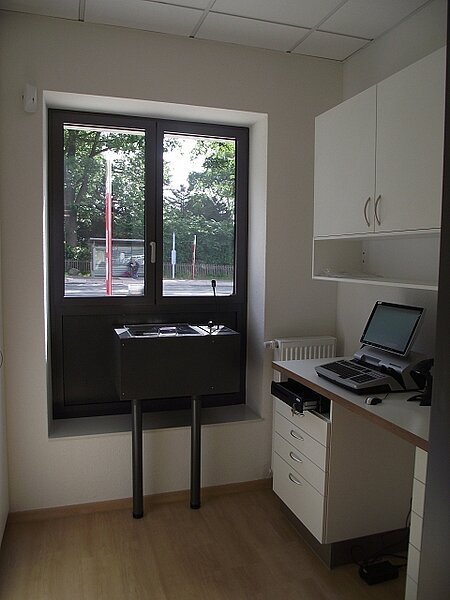Arbeitsraum hinter dem Autoschalter, Medicum Apotheke